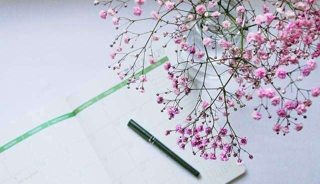 How to Write Great Blog Posts, flowers with paper and pen